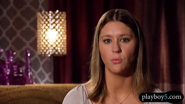 Pareja swinger visita la casa de los swingers donde follan en una orgía