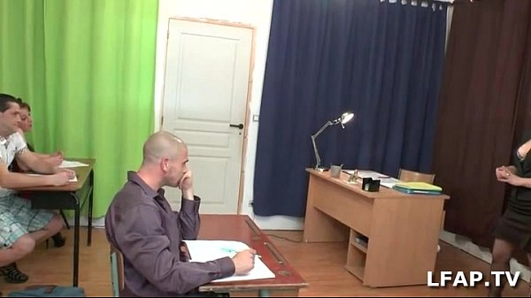 Brune française baisée par deux amis en classe