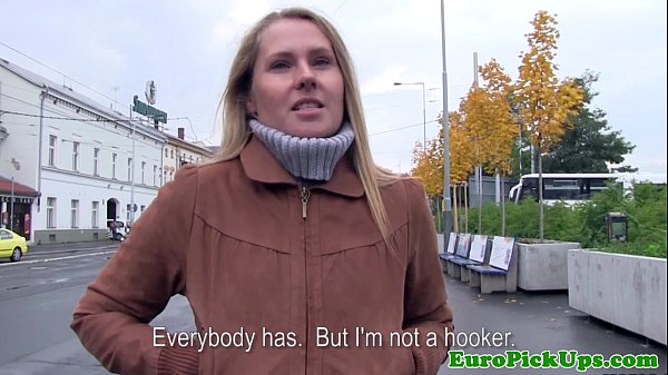 Euro-Mädchen von nebenan lutscht einen Schwanz für Bargeld