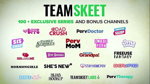 Innocent高中生Sabrina Banks在教室里舔屁股并性交