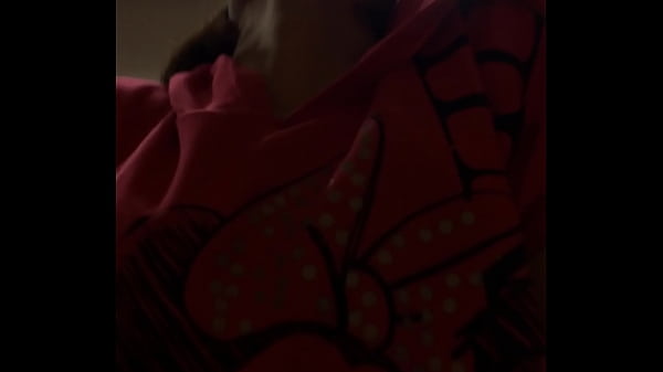 Chica asiática chupa duro la polla de un chico.