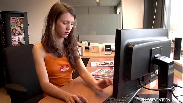 L'emozionante adolescente Mona si masturba la figa