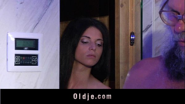 Oldman-Verkehr im Badezimmer mit einem Teeny