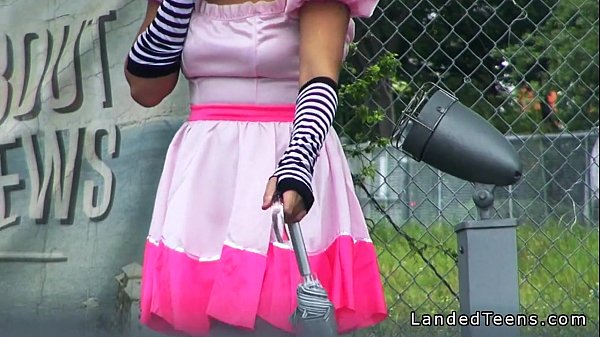 Trang phục tuổi teen quá giang đập khổng lồ vòi nước ngoài trời