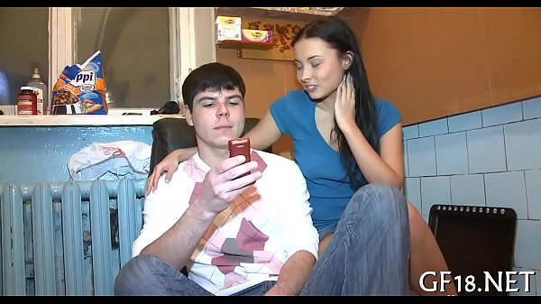 Süß aussehende junge Schönheit nimmt harten Schwanz